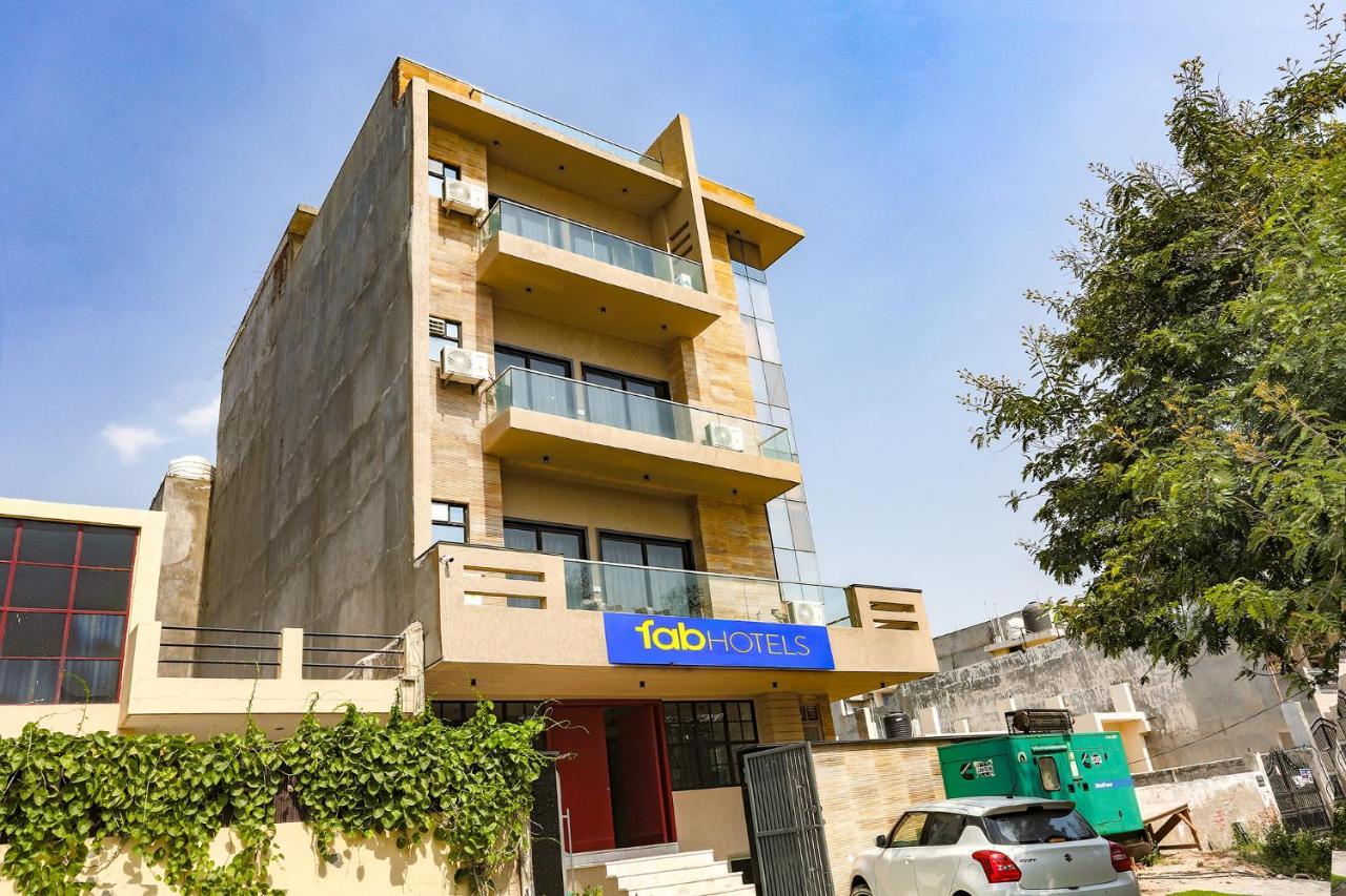 Fabhotel Clarks Suites Noida Kültér fotó