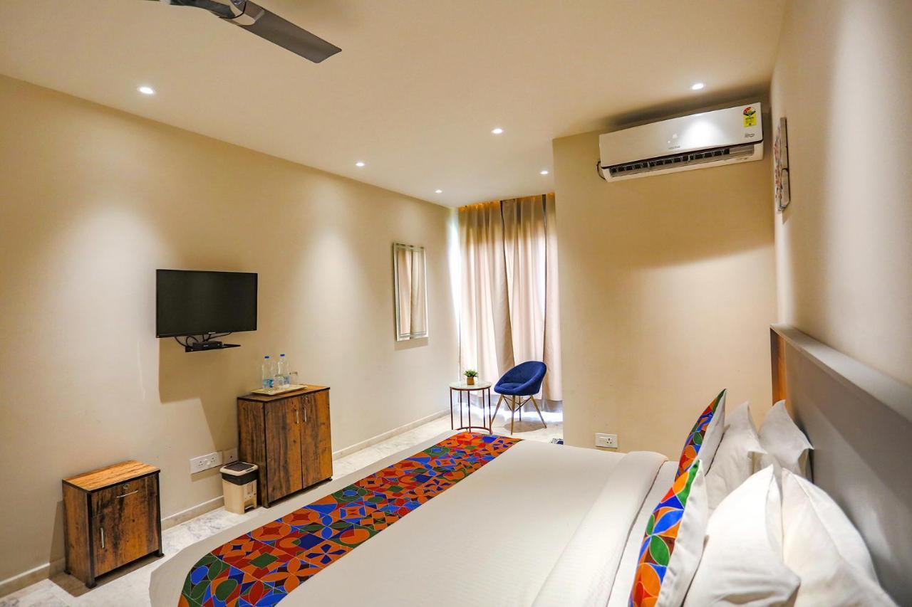 Fabhotel Clarks Suites Noida Kültér fotó